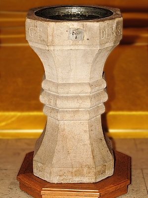 Taufbrunnen in der Pfarrkirche St. Peter und Paul in Halverde Historischer steinerner Taufbrunnen in der Pfarrkirche St. Peter und Paul in Halverde