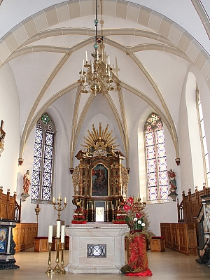 Hochaltar in der St. Georg Kirche Geschmückter Hochaltar in der St. Georg Kirche
