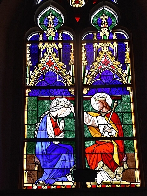 Glasmalerei im Kirchenfenster der St.-Georg-Kirche Hopsten Buntes Kirchenfenster in der St.-Georg-Kirche Hopsten mit biblischer Darstellung