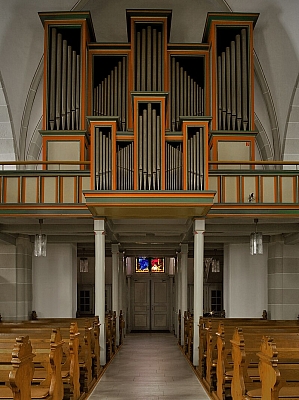 Historische Orgel in der St.-Georg-Kirche Hopsten Orgel der St.-Georg-Kirche in Hopsten mit Pfeifenprospekt über dem Eingangsbereich