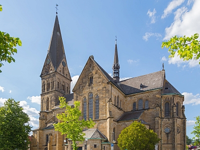 Kirche St. Agatha in Mettingen – Außenansicht Außenansicht der Kirche St. Agatha in Mettingen mit Kirchturm und Vorplatz