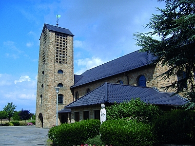 Kirche St. Maria Himmelfahrt in Schlickelde, Außenansicht Außenansicht der Kirche St. Maria Himmelfahrt in Schlickelde mit Turm, Vorbau und Statue im Eingangsbereich
