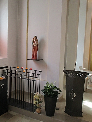 Kapelle im St. Elisabeth Hospital – Altarbereich Kapelle im St. Elisabeth Hospital mit Ambo, Statue, Altar und farbigem Fenster