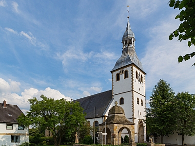 Pfarrkirche St. Georg in Hopsten – Außenansicht Außenansicht der Pfarrkirche St. Georg in Hopsten mit Kirchturm und umliegenden Fachwerkhäusern