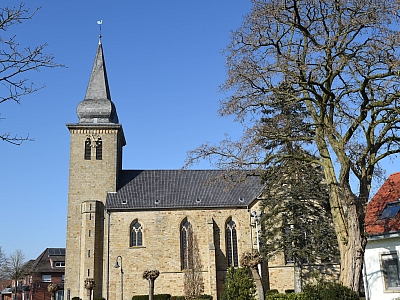 Pfarrkirche St. Philippus und Jacobus in Steinbeck – Außenansicht Außenansicht der Pfarrkirche St. Philippus und Jacobus in Steinbeck mit Turm und Sandsteinfassade.