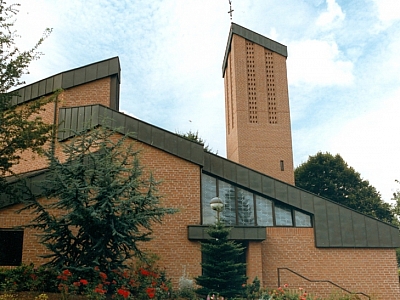 Pfarrkirche St. Margaretha in Westerkappeln – Außenansicht Außenansicht der Pfarrkirche St. Margaretha in Westerkappeln mit rotem Backsteinbau, großem Turm und Gartenanlage