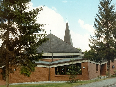 Pfarrkirche St. Hedwig in Lotte – Außenansicht Außenansicht der Kirche St. Hedwig in Lotte mit modernem Schiff-artigen Baukörper und Turmaufsatz