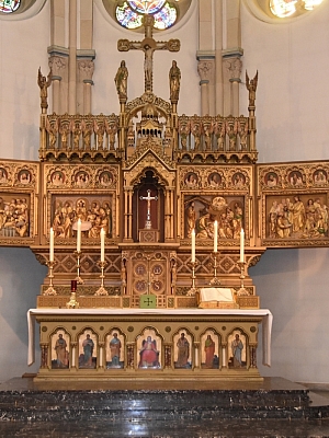Hochaltar der Kirche St. Agatha in Mettingen Hochaltar der katholischen Kirche St. Agatha in Mettingen mit reich verziertem Schnitzwerk