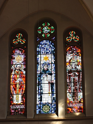 Buntglasfenster der Kirche St. Agatha in Mettingen Buntglasfenster in der Kirche St. Agatha in Mettingen mit Darstellungen der Heiligen Ignatius, Dominikus und Franziskus