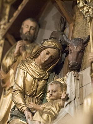Krippendarstellung im Hochaltar der Kirche St. Agatha in Mettingen Detailansicht der Krippendarstellung mit Maria, Josef, dem Jesuskind und Tieren im Hochaltar der Kirche St. Agatha in Mettingen