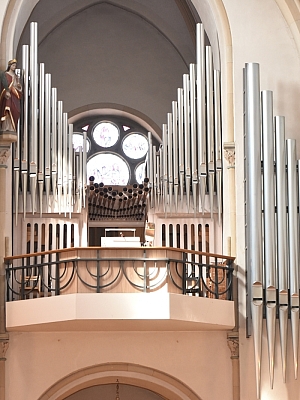 Orgel der Kirche St. Agatha in Mettingen Blick auf die große Orgel mit modernen Pfeifen im Rückraum der Kirche St. Agatha in Mettingen
