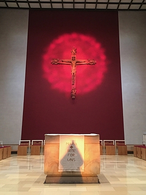 Altar der Pfarrkirche St. Mariä Himmelfahrt in Schlickelde Moderner Altarraum mit Kreuz und rotem Hintergrund in der Pfarrkirche St. Mariä Himmelfahrt in Schlickelde
