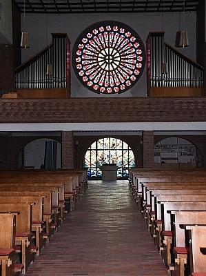Innenraum mit Mittelgang, Orgel und Rosettenfenster der Pfarrkirche St. Mariä Himmelfahrt Schlickelde Mittelgang der Pfarrkirche St. Mariä Himmelfahrt Schlickelde mit Orgel und großem Rosettenfenster