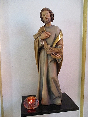 Heiligenfigur mit Kerze in der Kapelle des St. Elisabeth-Hospitals Statue eines Heiligen mit Kerze in der Kapelle des St. Elisabeth-Hospitals