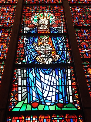 Buntglasfenster der Pfarrkirche St. Dionysius in Recke Farbiges Glasfenster mit Darstellung der Gottesmutter Maria mit Kind in der Pfarrkirche St. Dionysius in Recke