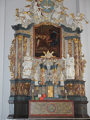 Hochaltar der Pfarrkirche St. Dionysius in Recke Barocker Hochaltar mit goldenen Verzierungen und Heiligenfiguren in der Pfarrkirche St. Dionysius in Recke