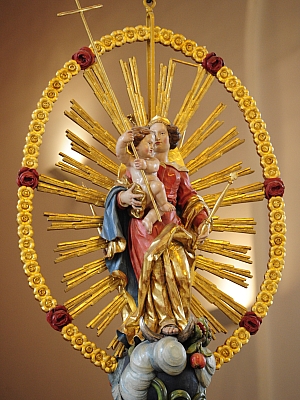Madonna mit Kind in der Pfarrkirche St. Dionysius in Recke Vergoldete Madonnenfigur mit Jesuskind, von Strahlenkranz und Rosen umgeben, in der Pfarrkirche St. Dionysius in Recke
