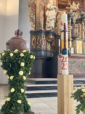 Goldhochzeit in der Pfarrkirche St. Dionysius in Recke Festlich geschmückter Altar mit Osterkerze, Blumenschmuck und Kelch zur Goldhochzeit in der Pfarrkirche St. Dionysius in Recke