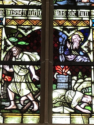Buntglasfenster in der Pfarrkirche St. Philippus und Jacobus in Steinbeck Historisches Buntglasfenster in der Pfarrkirche St. Philippus und Jacobus in Steinbeck mit biblischen Szenen und der Inschrift