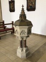 Taufbecken in der Pfarrkirche St. Philippus und Jacobus in Steinbeck Steinernes Taufbecken mit kunstvollem Deckel in der Pfarrkirche St. Philippus und Jacobus in Steinbeck