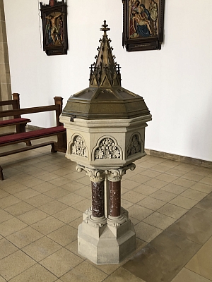 Taufbecken in der Pfarrkirche St. Philippus und Jacobus in Steinbeck Steinernes Taufbecken mit kunstvollem Deckel in der Pfarrkirche St. Philippus und Jacobus in Steinbeck