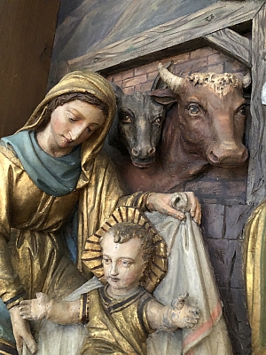 Darstellung der Geburt Christi in der Pfarrkirche St. Philippus und Jacobus in Steinbeck Maria mit dem Jesuskind sowie Ochs und Esel – Krippenszene in der Pfarrkirche St. Philippus und Jacobus in Steinbeck