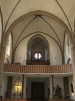Innenansicht der Pfarrkirche St. Philippus und Jacobus in Steinbeck mit Blick auf die Orgel Kirchenschiff mit gotischem Gewölbe und Orgelempore in der Pfarrkirche St. Philippus und Jacobus in Steinbeck
