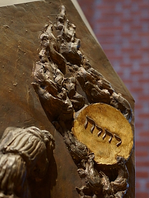 Relief mit dem Gottesnamen JHWH in der Pfarrkirche St. Margaretha in Westerkappeln Bronzerelief mit dem hebräischen Gottesnamen JHWH in der Pfarrkirche St. Margaretha in Westerkappeln