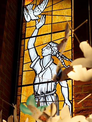 Glasfenster mit Taube in der Pfarrkirche St. Margaretha in Westerkappeln Glasfenster in der Pfarrkirche St. Margaretha in Westerkappeln mit Frauengestalt, die eine Taube in den Himmel entlässt – Symbol für Frieden und den Heiligen Geist