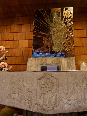 Seitenaltar mit Marienmosaik in der Pfarrkirche St. Hedwig Lotte Stein-Altar mit geschnitzten Reliefs und goldenem Marienmosaik im Seitenaltar der Kirche St. Hedwig in Lotte