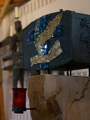 Kerzenhalter vor Kreuzanlage in der Kirche St. Hedwig Lotte Moderner Kerzenhalter mit Glas-Mosaik, im Hintergrund Kruzifix und Wandgestaltung in der Kirche St. Hedwig in Lotte