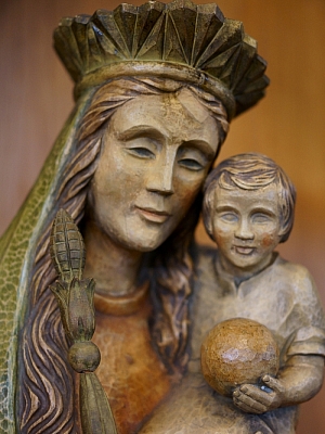 Marienstatue mit Jesuskind in der Pfarrkirche St. Hedwig Lotte Statue der Muttergottes mit Kind in der Kirche St. Hedwig in Lotte, Maria hält eine Kornähre, das Kind eine Weltkugel