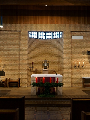 Tabernakel in der St. Franziskus Kirche in Wersen Tabernakel auf Steinsäule im Altarraum der Kirche St. Franziskus in Wersen