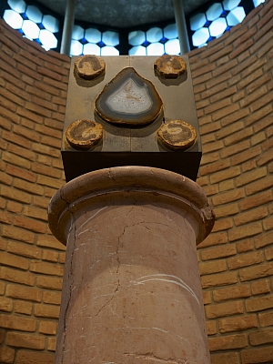 Steinskulptur mit Achat in der Kirche St. Franziskus Wersen Steinskulptur mit eingelassenem Achat und runden Steinelementen auf Säule in der Kirche St. Franziskus in Wersen