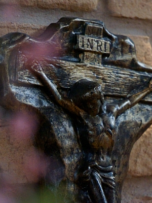 Detailaufnahme eines Kruzifixes in der St. Franziskus Kirche Wersen Nahaufnahme eines Kruzifixes vor Ziegelwand in der Kirche St. Franziskus in Wersen