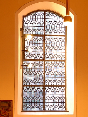 Kirchenfenster der Pfarrkirche St. Peter und Paul in Halverde Buntes Kirchenfenster mit Heiligendarstellung in der Pfarrkirche St. Peter und Paul in Halverde