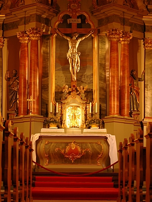 Altarbereich mit Kruzifix in der Pfarrkirche St. Peter und Paul in Halverde Blick auf den Altar mit Kruzifix und kunstvoll gestaltetem Altaraufsatz in der Pfarrkirche St. Peter und Paul in Halverde